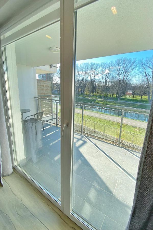 Capital Towers - Apartament Green Z Widokiem Na Rzeke Rzeszow Bagian luar foto